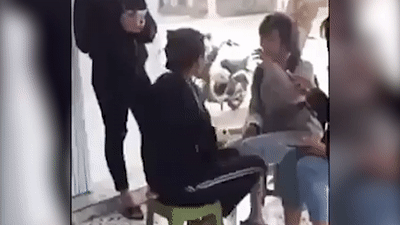 Nữ sinh bị bạn cùng trường đánh liên tiếp vào mặt