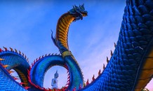 Ngôi đền có tượng Phật trắng và thần rắn khổng lồ