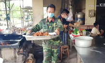 Bộ đội nấu cơm phục vụ các công dân đang bị cách ly
