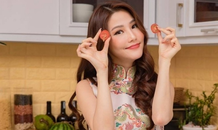 Diễm My 9x chăm đọc sách, tập yoga