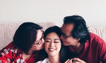 Hoa hậu Khánh Vân 'tái hiện' ảnh chụp lúc 1 tuổi cùng ba mẹ vô cùng đáng yêu