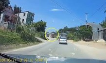 Khoảnh khắc xe container vượt ẩu khiến xe ben đánh lái rồi lật nghiêng