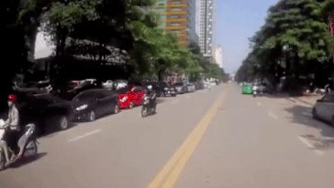 Ô tô từ vỉa hè lao xuống đường, tông thẳng vào xe máy