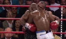 Đằng sau cú cắn lịch sử của Mike Tyson