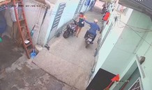 Vừa dừng xe trước cửa nhà, cô gái bị cướp dây chuyền trong tích tắc