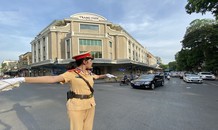 CSGT Hà Nội phơi mình giữa cái nắng đổ lửa để điều tiết giao thông