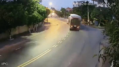 Ôm cua tốc độ cao, xe container lật giữa phố