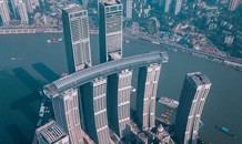 Độc đáo tòa nhà nằm ngang vắt giữa các cao ốc chọc trời