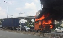 Xe đầu kéo cháy ngùn ngụt trên xa lộ Hà Nội