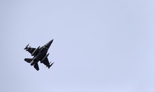 Tiêm kích F-16 của Mỹ rơi xuống đất bốc cháy trong lúc huấn luyện