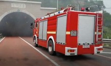 Xe buýt chở 45 người đột ngột bốc cháy trong hầm