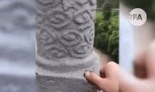 Cầu mới xây ở Trung Quốc có thể bóp vụn bằng tay sau đợt mưa dài ngày