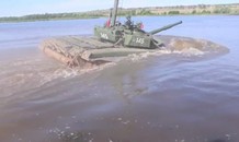 Xe tăng T-72 Nga lặn xuống lòng sông sâu 5 mét như tàu ngầm