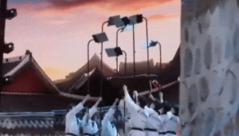 Võ sĩ Taekwondo bay người đá vỡ 7 miếng gỗ trên không