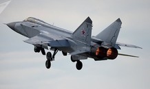 'Chim sắt' MiG-31 Nga vỡ lốp, hạ cánh tóe lửa trên đường băng