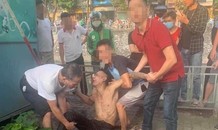 Nam thanh niên biểu hiện ngáo đá cởi trần tắm sông Kim Ngưu