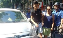Tài xế ô tô bỏ chạy, hất cảnh sát lên nắp capo