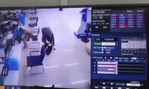 Clip camera ghi lại toàn cảnh hai đối tượng cướp ngân hàng
