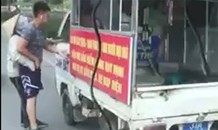 Thanh niên mặc quần đùi áo cộc lái xe biển xanh đi 'bắt' hàng rong
