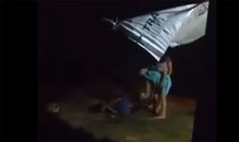 Con trai cùng mẹ bắt trói, dùng dép đánh liên tiếp vào mặt bố
