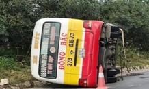 Xe buýt lật giữa đường, hành khách hoảng loạn đập kính thoát thân