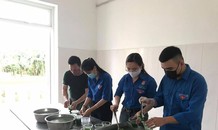 Bữa ăn 'tiếp sức' của tuổi trẻ Nghệ An với công dân cách ly tập trung