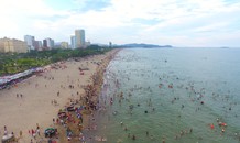 Biển Cửa Lò chật kín người ngày nghỉ lễ