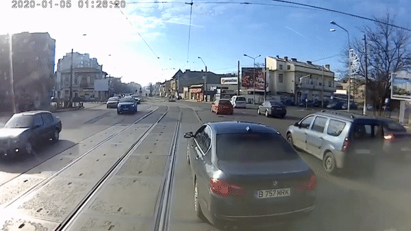 Dừng trên đường ray, sedan BMW bị xe điện húc không thương tiếc