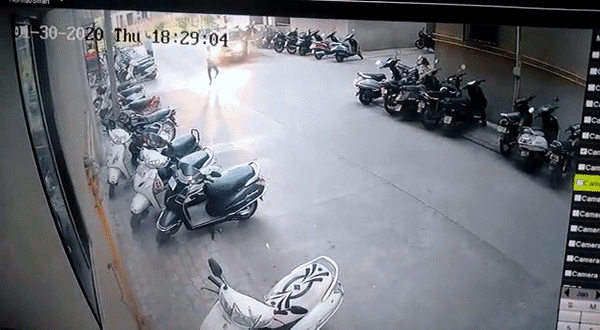 Cậu bé thoát khỏi tai nạn trong tích tắc