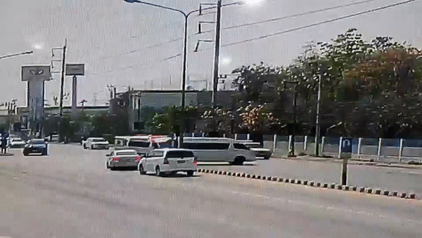 Xe cứu thương bị tạt đầu bay lên vỉa hè
