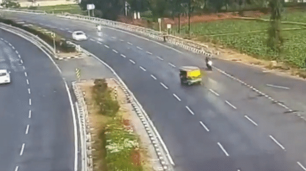 Liều lĩnh lao qua đường, xe lam gây họa cho ôtô