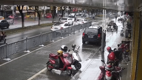 Phóng với tốc độ chóng mặt, ôtô gây tai nạn kinh hoàng