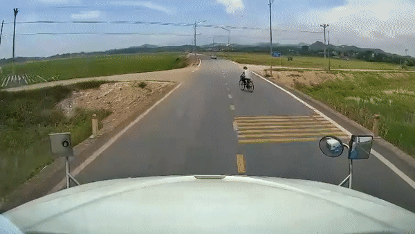 Xe container lao xuống ruộng sau khi tránh xe đạp qua đường