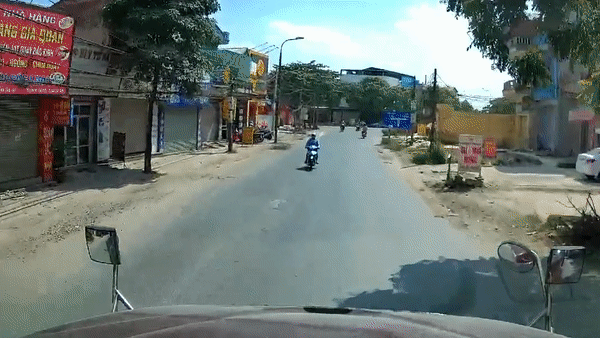 Xe máy đột nhiên lao thẳng vào đầu xe container