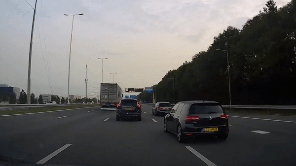 Ôtô liên tục phanh gấp để 'cà khịa' ở vận tốc 100 km/h