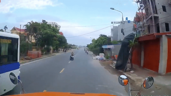 Pha tạt đầu container 'thần sầu' của nữ lái xe
