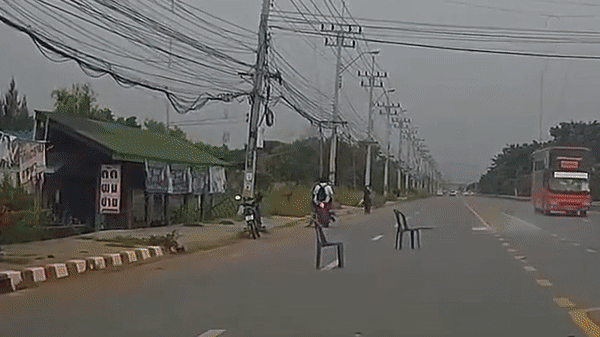 Thót tim với chiếc xe máy bị điện giật phát nổ