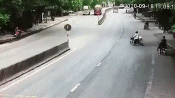 Tránh xe sang đường, xe khách mất lái lật ngang