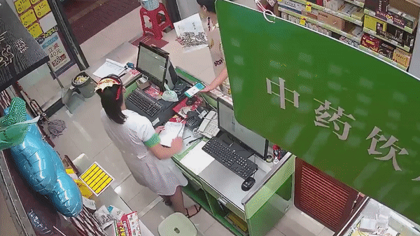 Ôtô lao vào tiệm thuốc khiến nhiều người chạy 'toé khói'