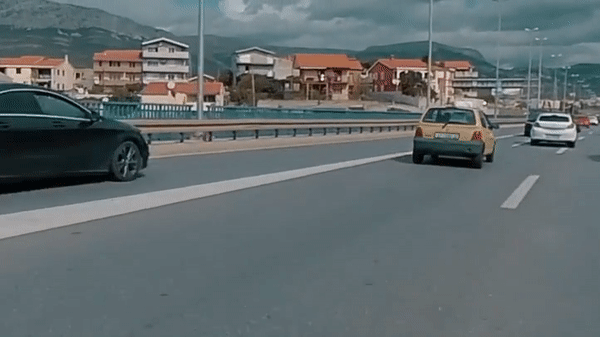 Ôtô nhận 'quả đắng' khi chuyển làn đột ngột
