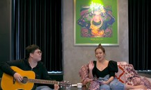 Hoàng Thuỳ Linh livestream chung tay ủng hộ người khó khăn mùa dịch