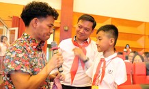 NSƯT Xuân Bắc lặng người với đại biểu không giơ tay nhận quà