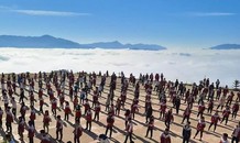 Học sinh tăm tắp tập thể dục giữa bốn bề mây trắng