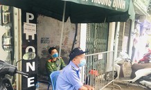 Nhịp sống trong ngõ trên phố Trương Định đang bị phong tỏa