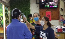 Phố cà phê, quán ăn Hà Nội thực hiện giãn cách phòng dịch COVID-19 thế nào?