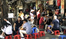 Hà Nội mạnh tay, nhiều người dân vẫn thờ ơ với 'lệnh' đeo khẩu trang