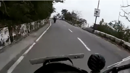 Đấu đầu ôtô ở khúc cua, biker bị hất tung