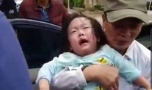 Giải cứu 2 bé gái mắc kẹt trong ô tô bị khóa cửa tự động
