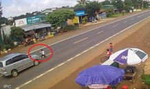 Bé trai sống sót kỳ diệu sau khi bị xe ô tô hất tung lên nắp ca pô