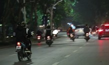 Sau chỉ đạo xử lý của Chủ tịch Hà Nội, 'quái xế' tiếp tục gây náo loạn Hồ Gươm